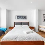 Stylish Sleep6 Flat At Iconic Piccadilly Circusvr6